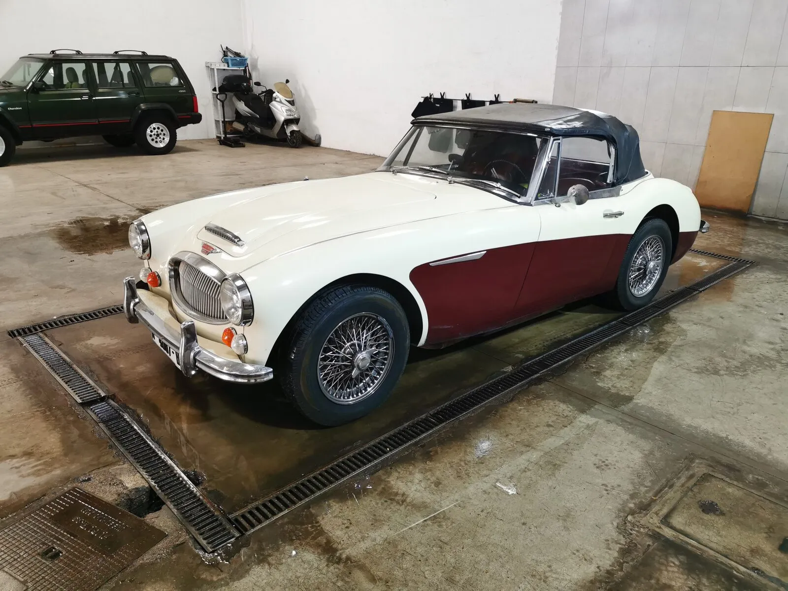 Coche clásico descapotable lavado a mano