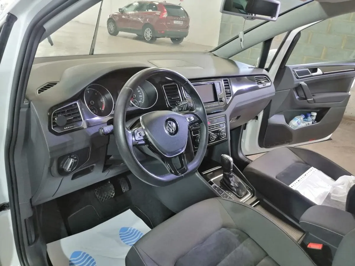 Limpieza interior de un coche: salpicadero y cristales impecables