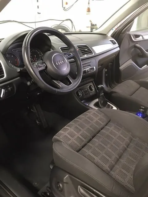 Limpieza de tapicería de los asientos de un coche